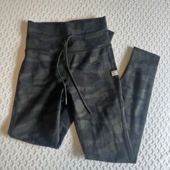 Genuine Vuori Daily Yoga Dark Green Camo High Rise Joggers Small - Picture 4 of 4